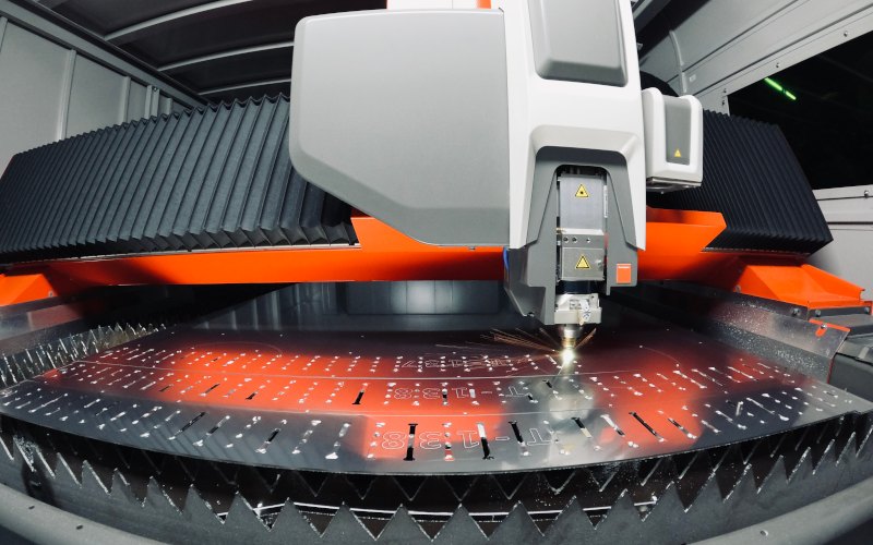 Edelstahl perfekt verarbeiten: Laserschneiden für modernes Design